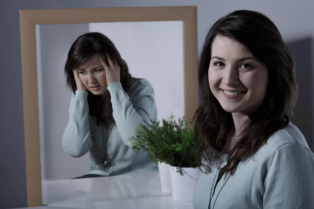 Transtorno bipolar ou mau humor a imagem de uma mulher sorrindo e outra deprimida.
