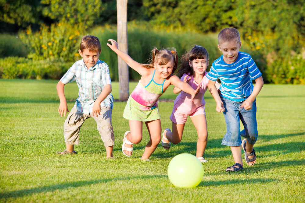Crianças hiperativas (TDAH) brincando com uma bola