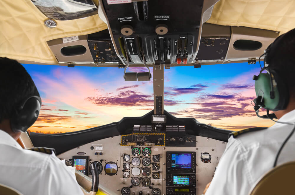 piloto de avião e copiloto na cabine de comando