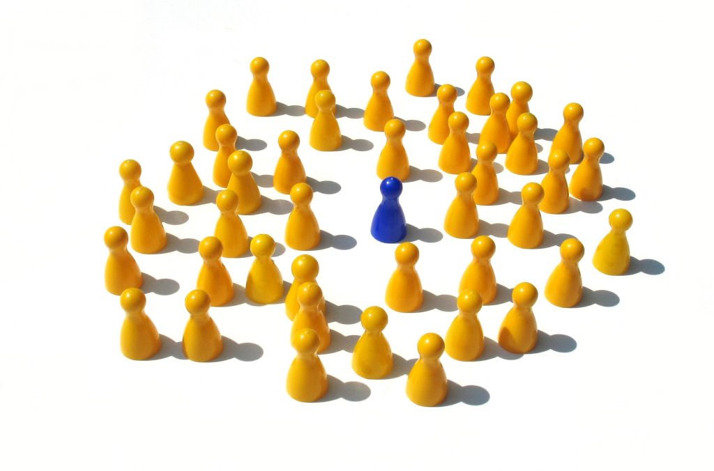 Imagem de peças representando um grupo de pessoas em um recrutamento de seleção